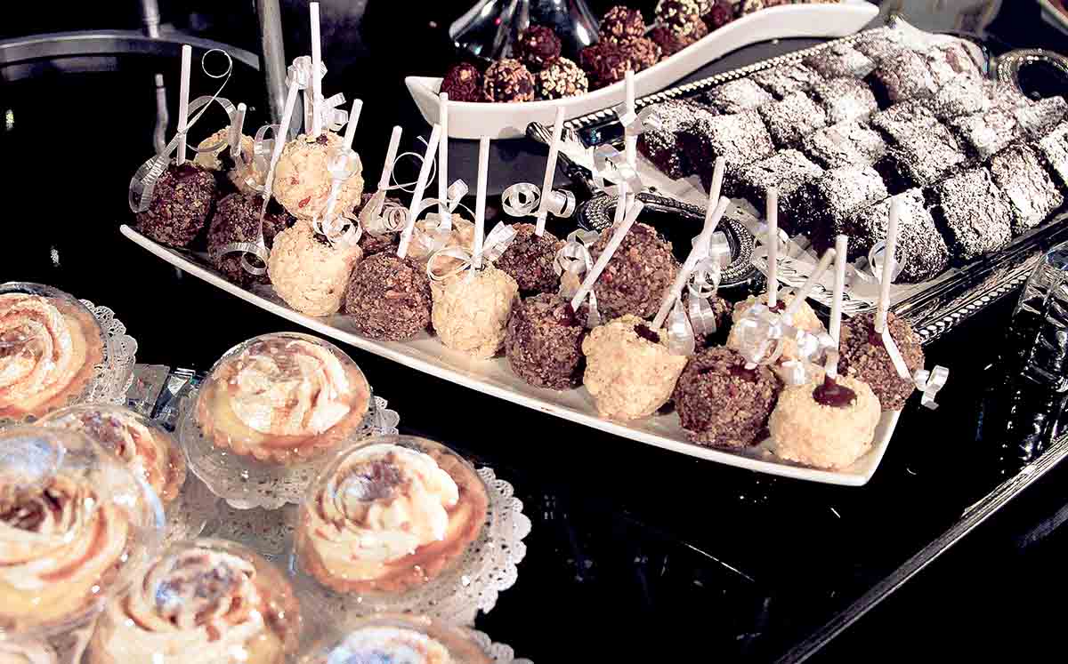 detalles de la gran mesa de postres con brownies, cupcakes, cake pops entre muchas cosas más a cargo de Valquiria