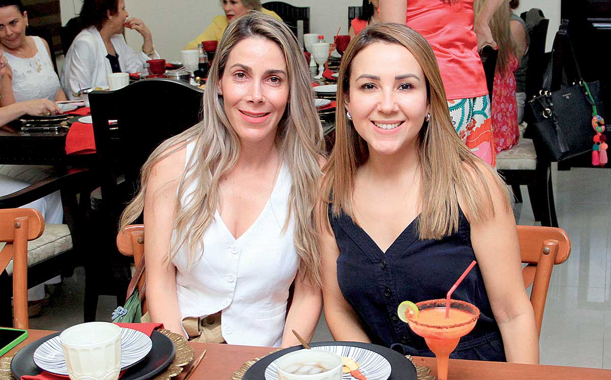 LILIAN ATALA Y LETICIA DE MANZUR llenaron de regalos y buenos deseos a la festejada