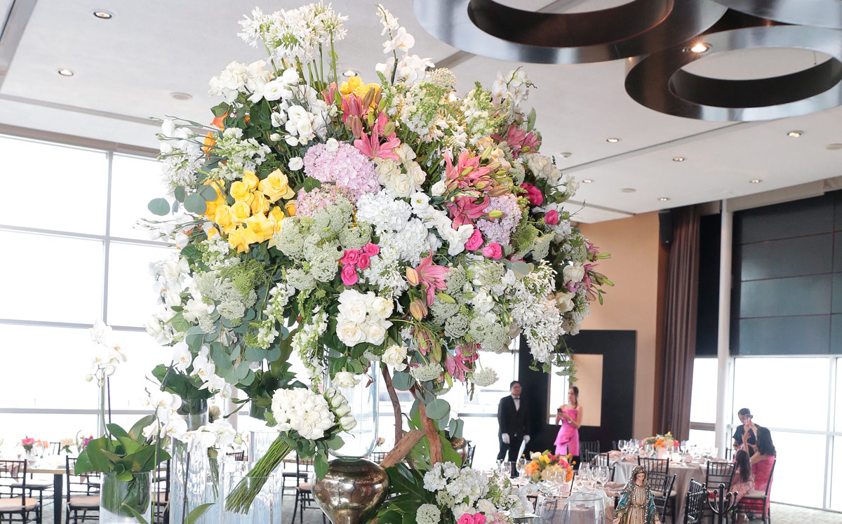 Gigantes diseños florales sobresalieron en la despedida / Foto: Daniel Saldívar