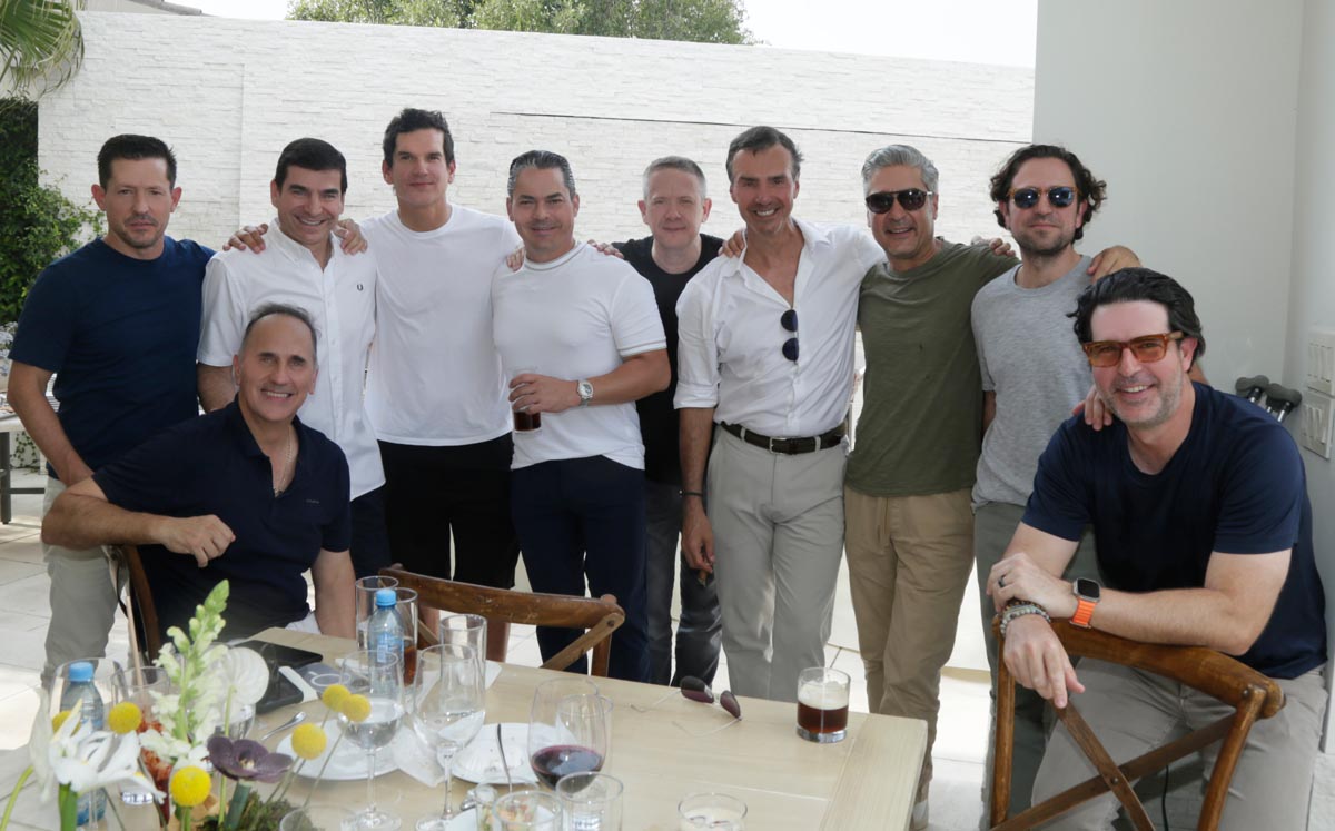 Goyo Martínez junto a un grupo de amigos