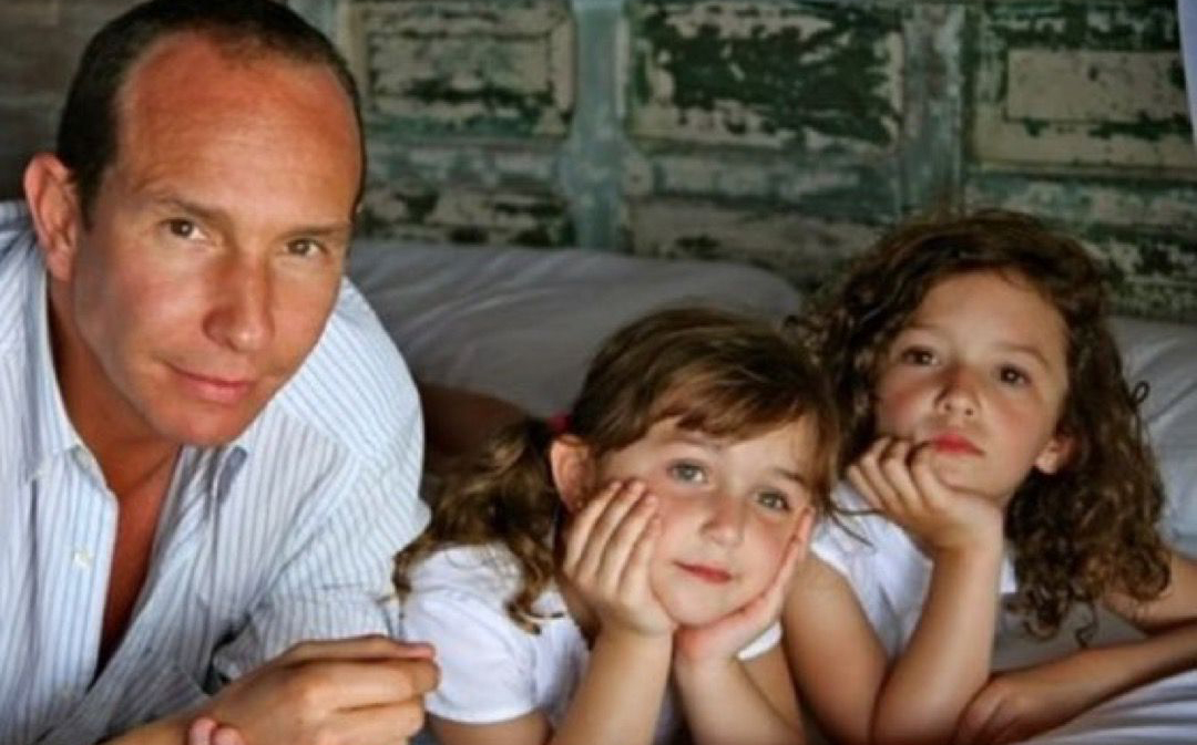 Mía nos platica que una de las cualidades que más admira en Erik, es el tesón con el que ha mantenido su carrera siempre vigente.