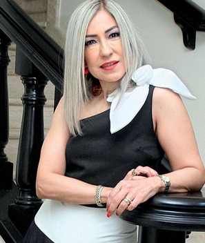 SANDRA ALVARADO la elegante cumpleañera