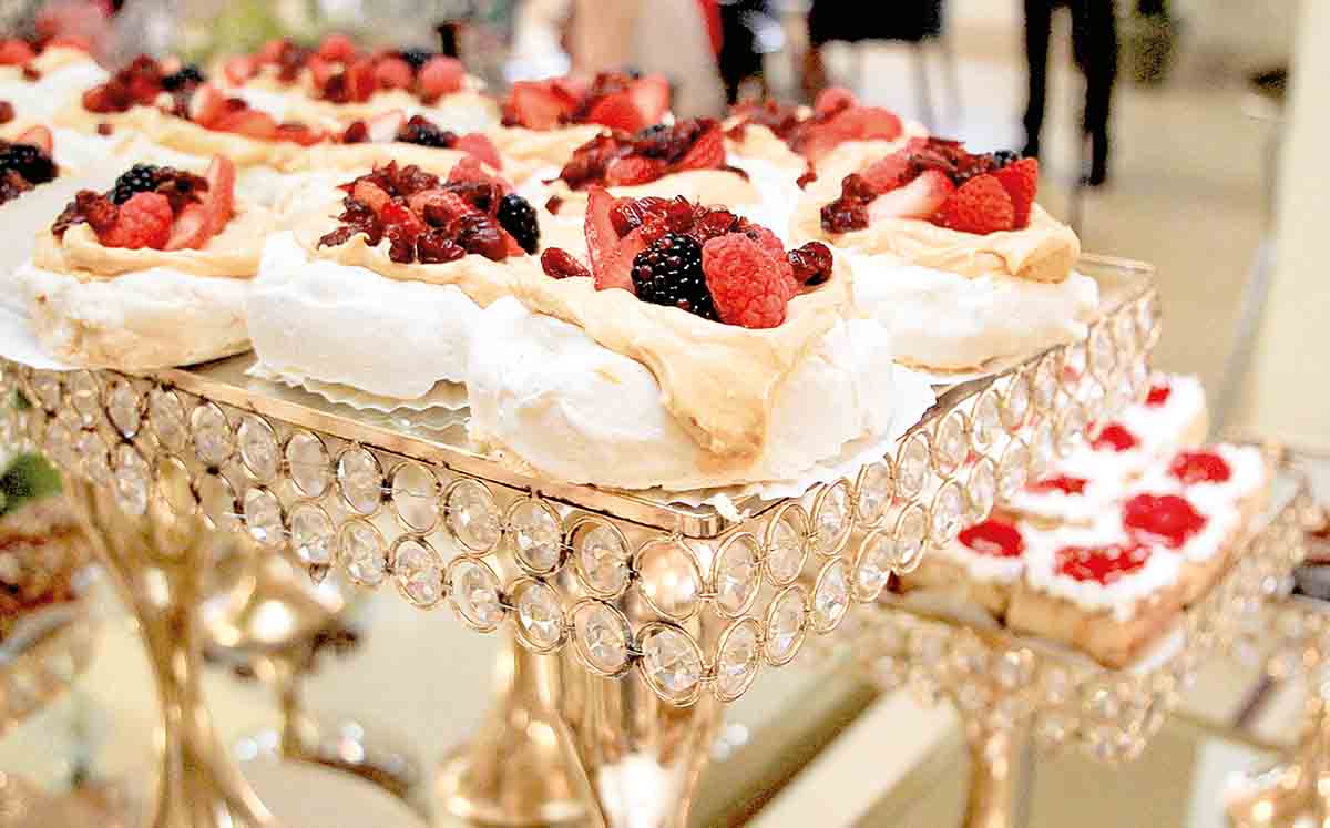 deliciosos detalles de la mesa de postres