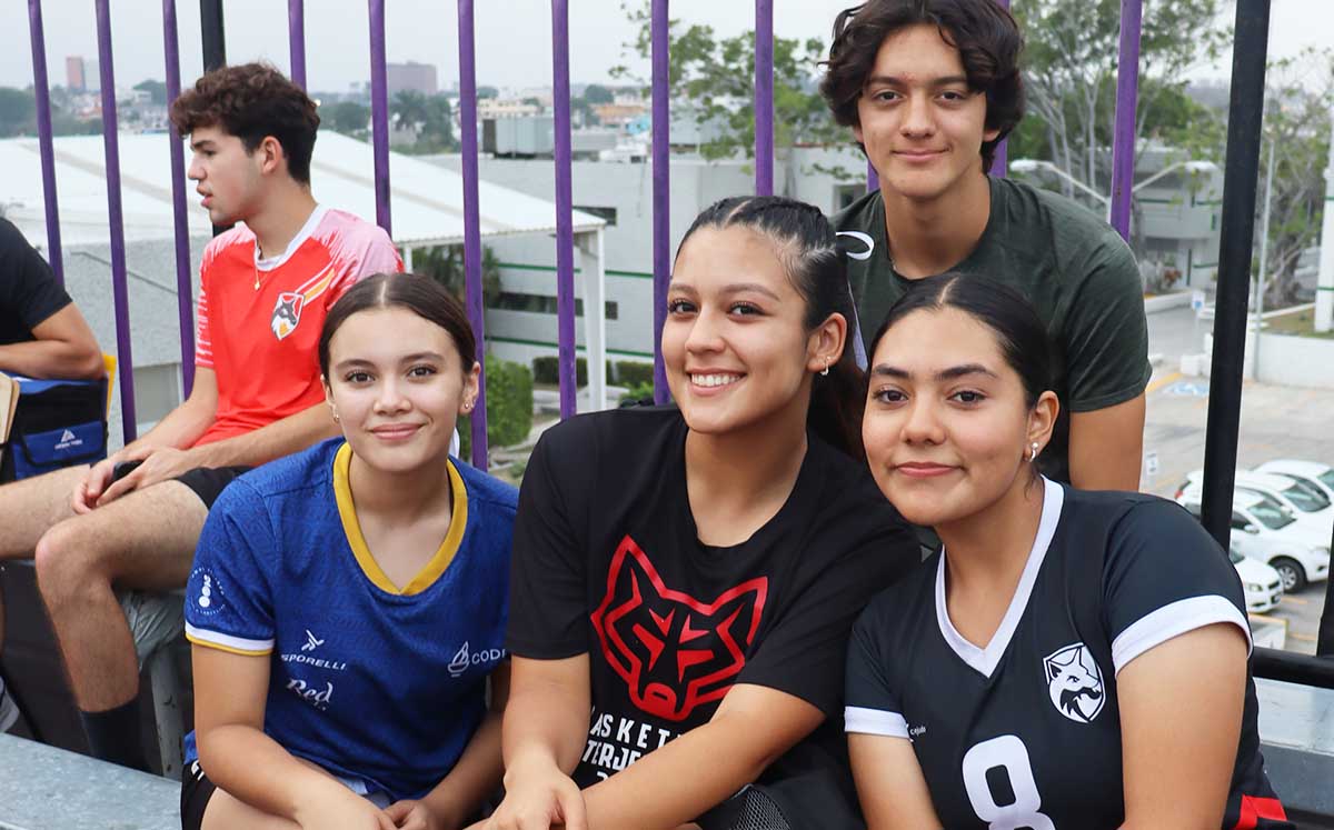 MIA FERNÁNDEZ, RENATA NANDAYAPA, MICHELLE RESTELLI Y GUILLERMO DEL MURO en la ceremonia de clausura de los Juegos Interjesuíticos