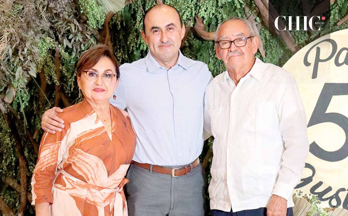 GLORIA DE SOLIS Y ABEL SOLIS felices de festejar junto a GUSTAVO SOLIS de su 50 cumpleaños