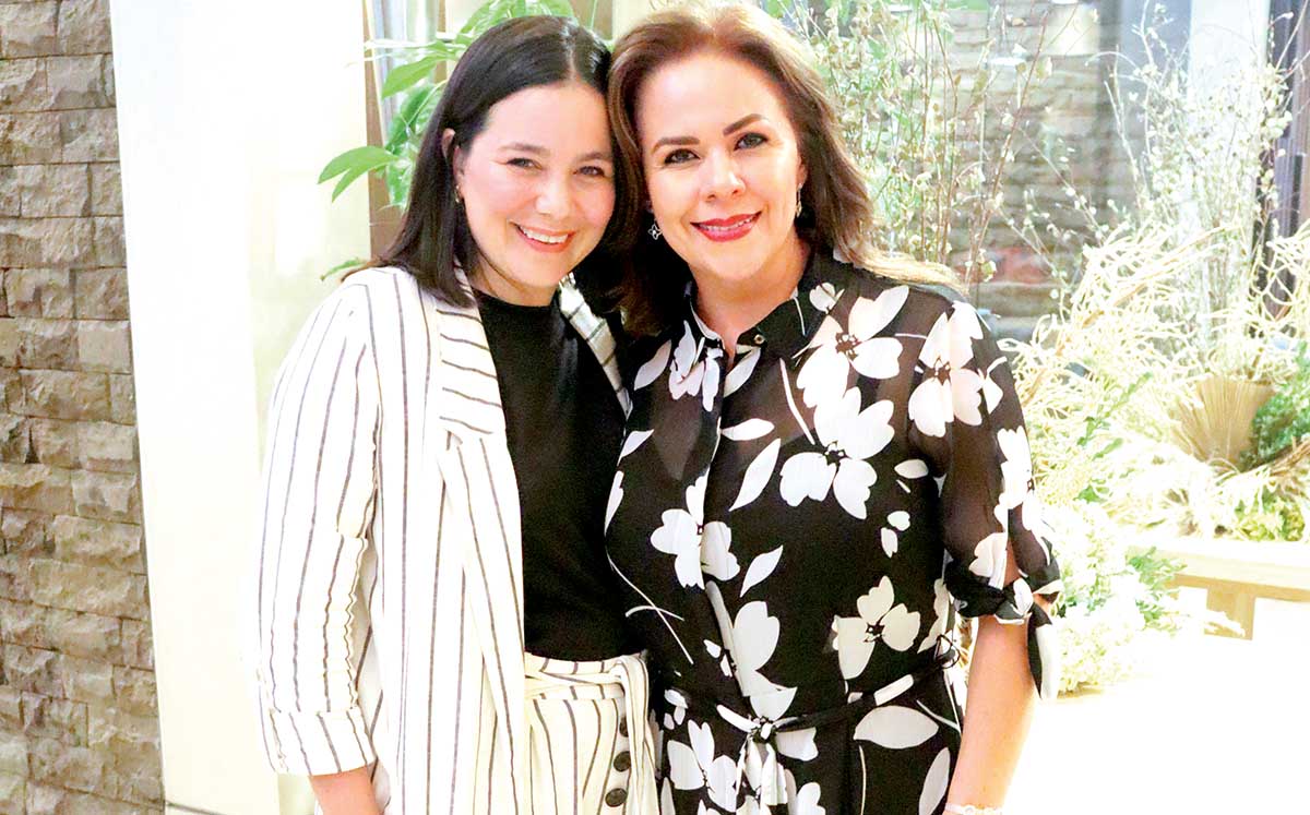 ALE ARAGON E ILEANA HERNÁNDEZ llegaron puntuales al cumpleaños del padre Gustavo Solís