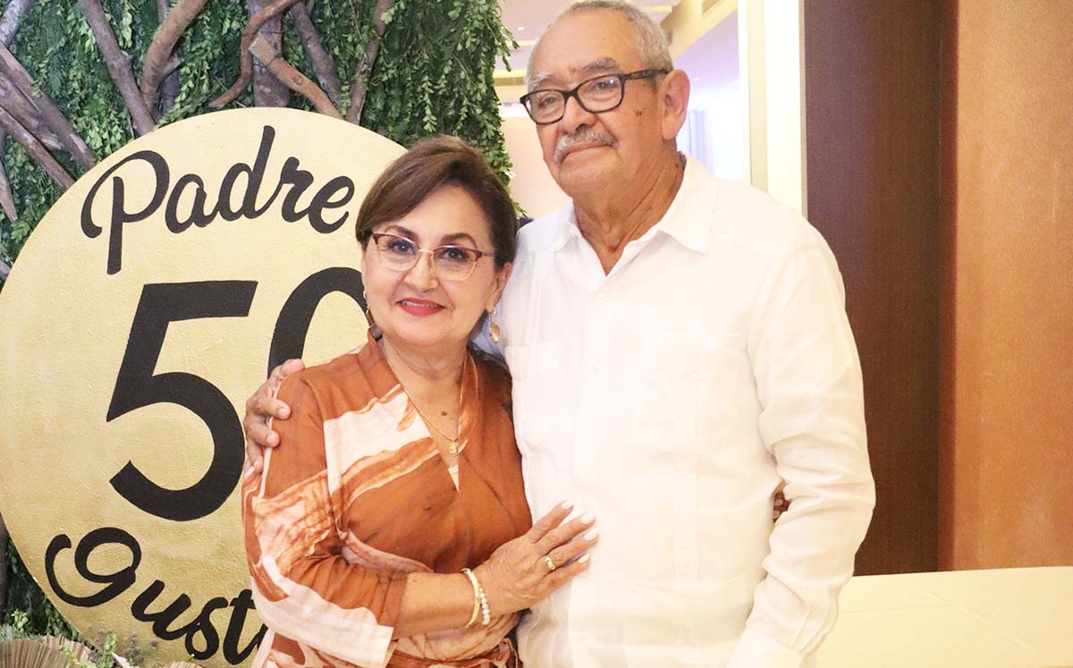 GLORIA DE SOLIS  Y ABEL SOLIS felices y orgullosos de celebrar el cumpleaños del padre Gustavo Solís