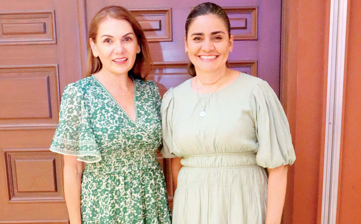 CARMEN BARNETCHE Y CLAUDIA ZAMUDIO invitados se reunieron para cantar a coro las tradicionales Mañanitas al padre Gustavo Solís