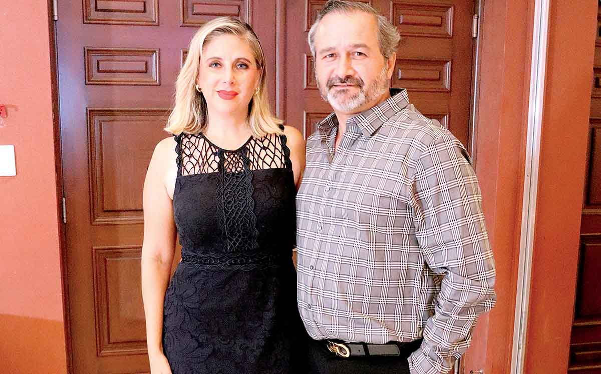 ANDREA LEAL Y LEANDRO ELIZONDO disfrutaron del Mariachi Herraderos en el cumpleaños del padre Gustavo Solís