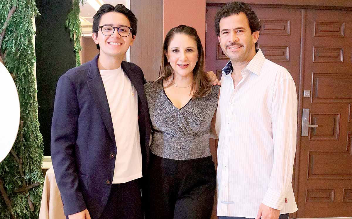 JOSÉ HOMERO TREVIÑO, BRENDA LEAL Y JOSÉ HOMERO TREVIÑO fueron recibidos por la música de Aldebarán Acústico