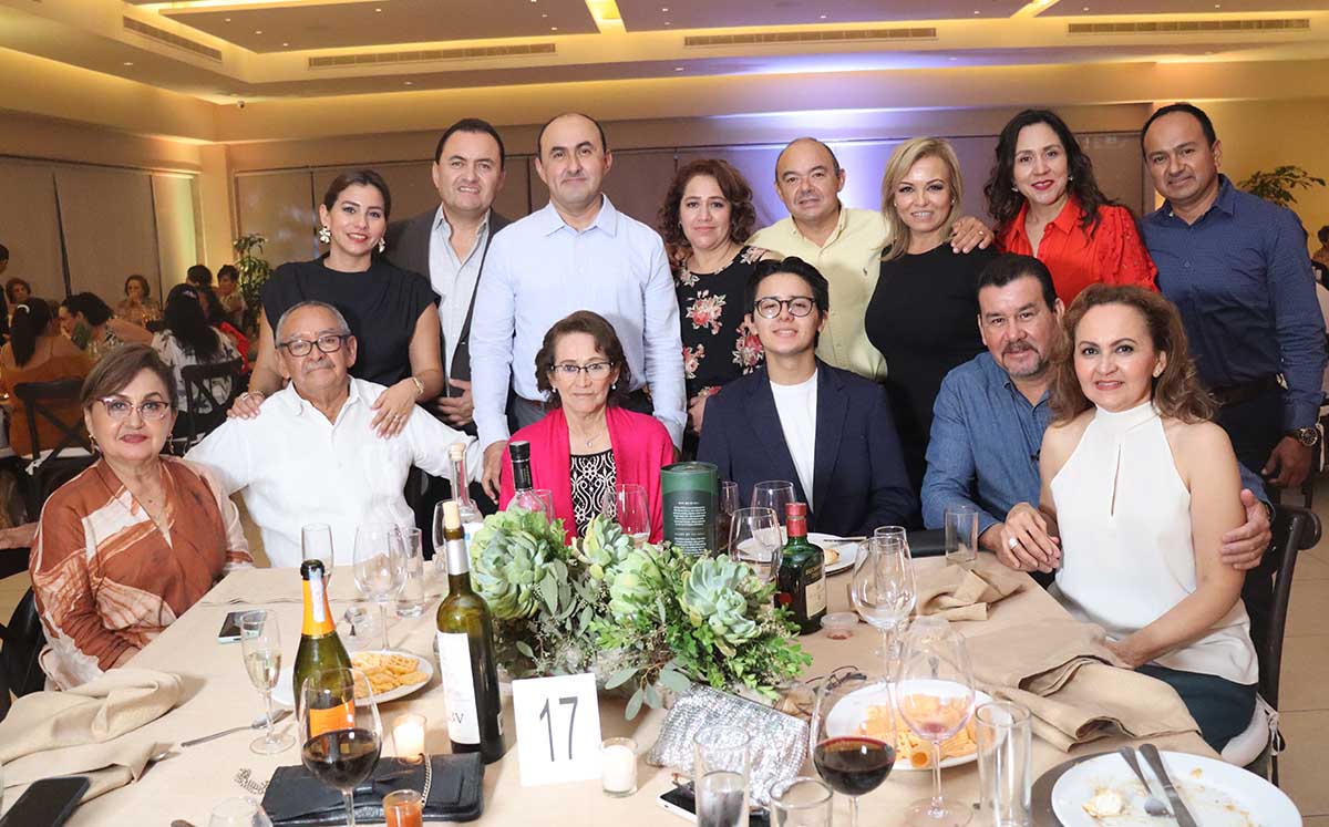 Asistentes Degustaron de suprema de ave con guarnición de verduras y un delicioso pastel de vainilla