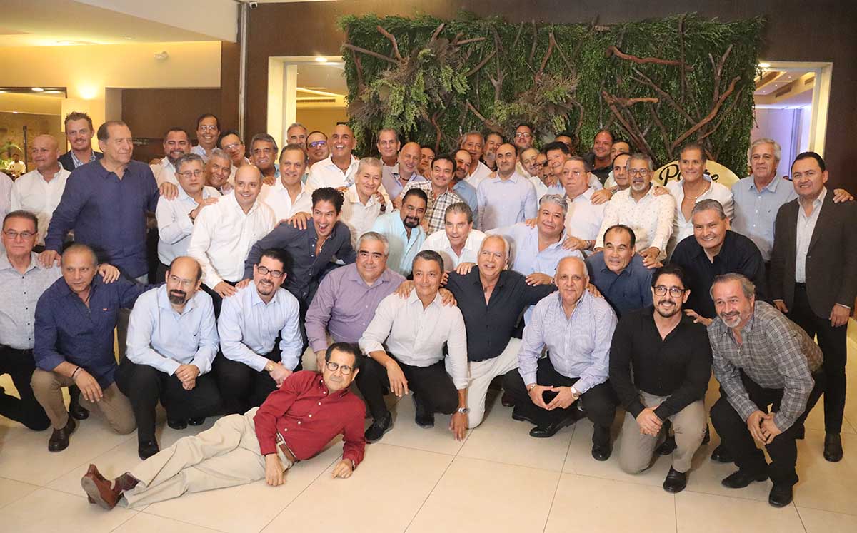 Asistentes disfrutaron del festejo al padre Gustavo Solís