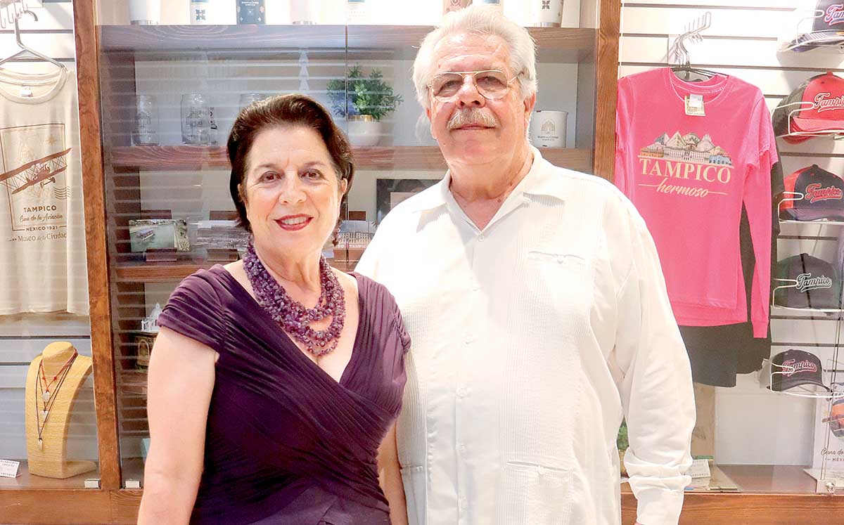 ELVIA HOLGUERA Y FRANCISCO VILLARREAL felices en el concierto de Xavier Gibler en el Museo de la Ciudad Tampico