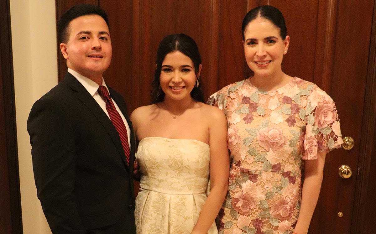 LEONEL GARZA, ANA SOFÍA GARZA Y MA FERNANDA DE RIVERA felices por la unión de las dos familias