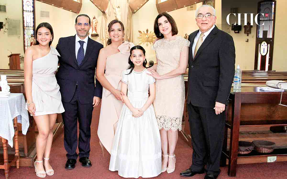 MARU LÓPEZ, ALBERTO RAMOS, MARU BOSCH, MARIANA RAMOS, LETTY DE HERNÁNDEZ Y GILBERTO HERNÁNDEZ en la Parroquia de San Pedro y San Pablo