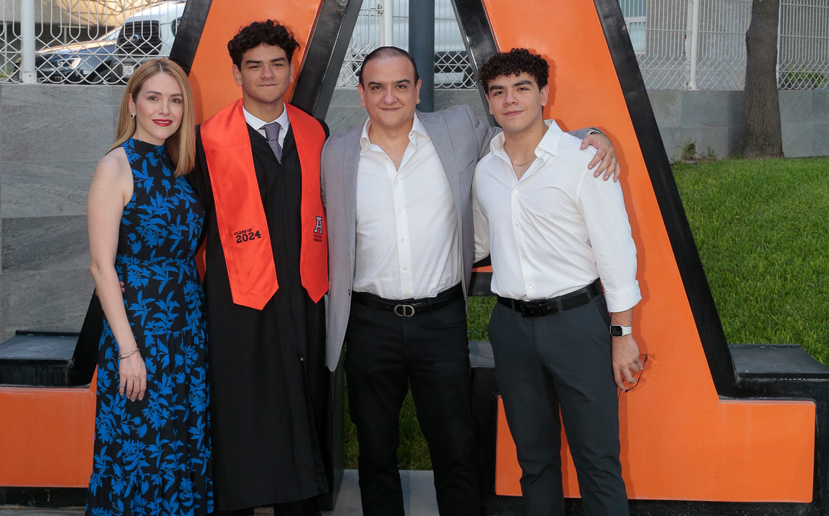 Gaby Espinosa de Kuri, Víctor Kuri,  Víctor Kuri y Sebastián Kuri / Foto: Daniel Saldívar