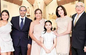 MARU LÓPEZ, ALBERTO RAMOS, MARU BOSCH, MARIANA RAMOS, LETTY DE HERNÁNDEZ Y GILBERTO HERNÁNDEZ en la Parroquia de San Pedro y San Pablo