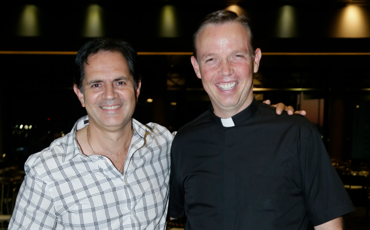 Marco Antuñano y padre Carlos Proal / Foto: Omar Valdez