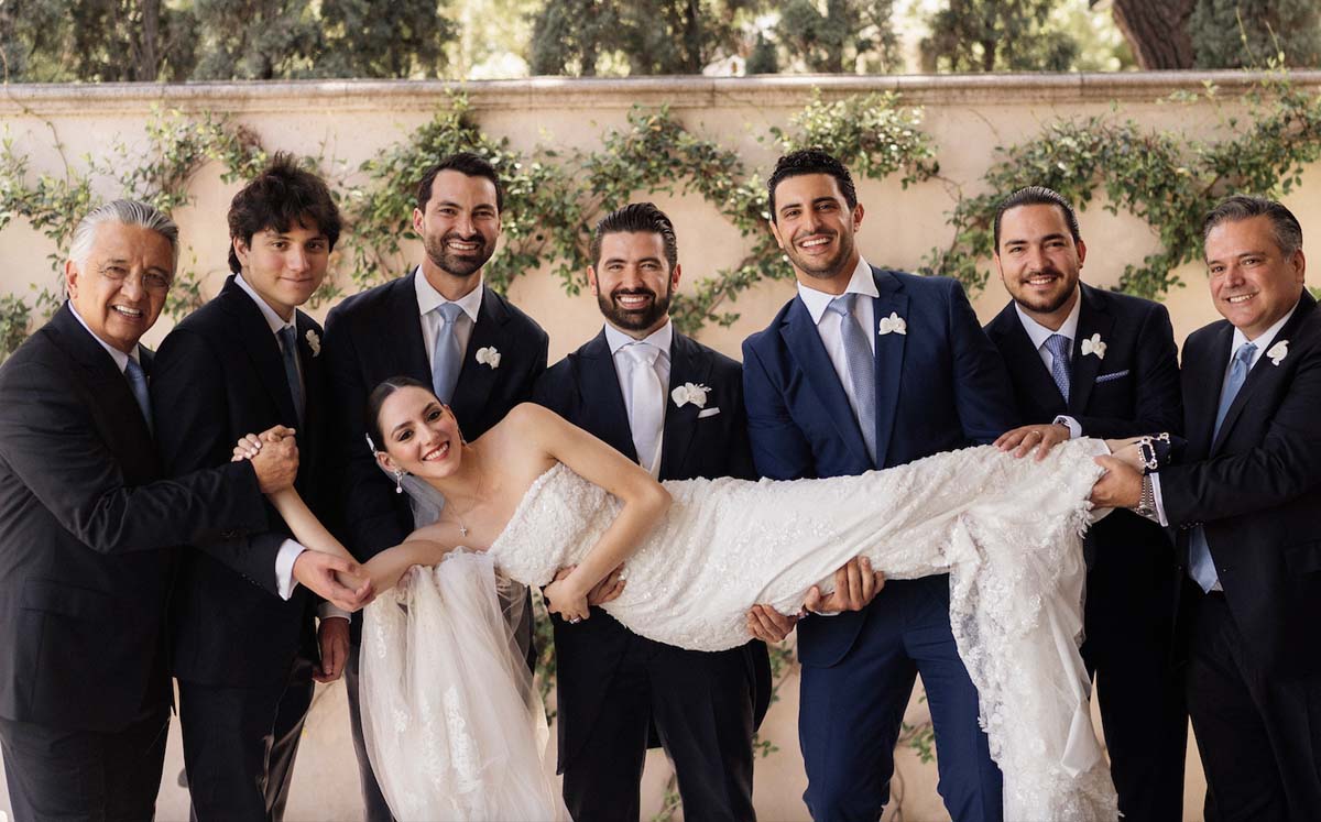 La novia junto a los hombres de su familia, Agencia Blanca Bodas