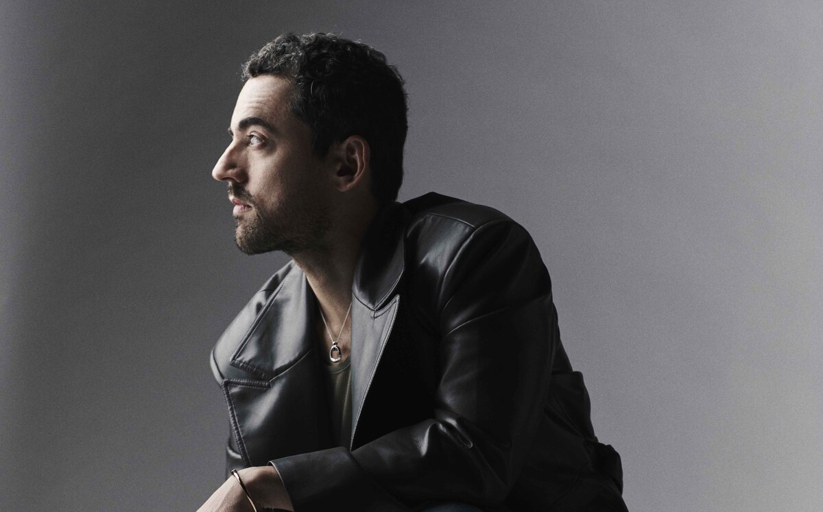 "Ver la serie nos puede ayudar a entender porqué somos como somos y todo lo que hemos tenido que dejar de aprender y desaprender", dice el actor.
