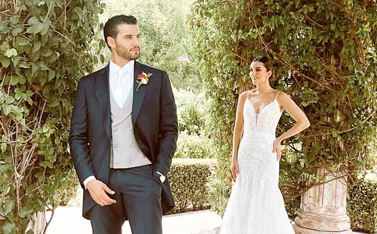 @efegepho Los novios entraron a la recepción con la canción Sarà Perché Ti Amo de Ricchi e Poveri