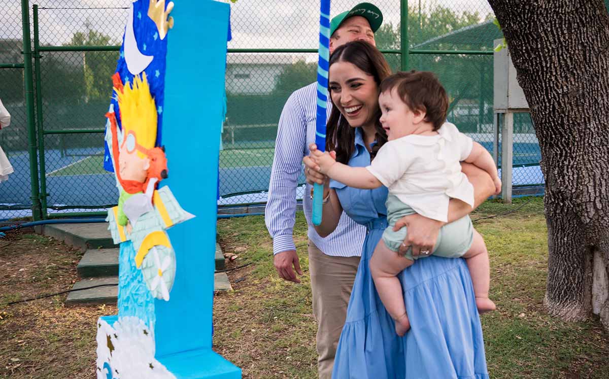 ALFONSO RIZK, ALFONSO RIZK Y AMY ESCAMILLA divirtieron al máximo con los brincolines y una burbuja gigante