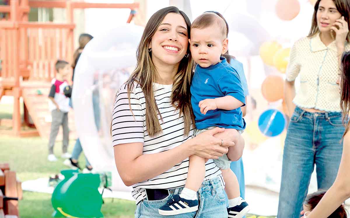 TANIA DE LOS SANTOS Y JOSÉ ADRIÁN DE LOS SANTOS se mostraron felices en esta fecha tan significativa