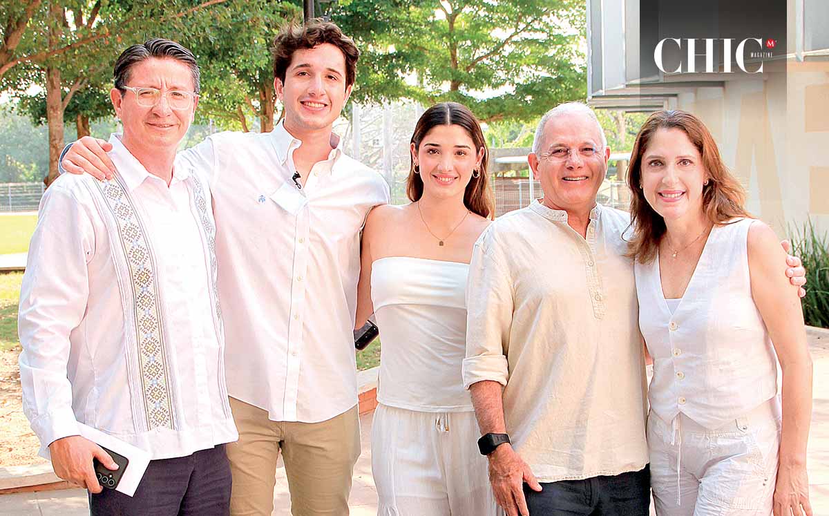 ANA LUCÍA BARREIRO, GERARDO BARRIOS, ANA LUCÍA BARRIOS, JOSÉ GERARDO BARRIOS Y BRUNOS RUSS felices en la confirmación en el ICT