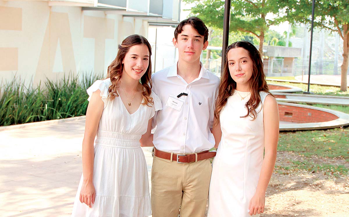 ANA SOFÍA DE POO, MANUEL DE POO Y MARÍA JOSÉ DE POO nos regalaron sus mejores sonrisas en su confirmación