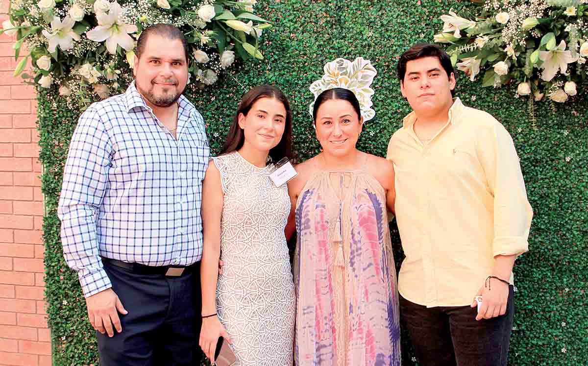 Asistentes llegaron con sus mejores outfits