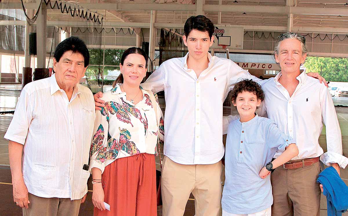 ÓSCAR JUÁREZ, VIRIDIANA DE LERSUNDI,  EMILIO LERSUNDI Y JUAN CARLOS LERSUNDI felices por que JUAN CARLOS LERSUNDI realizó su confirmación