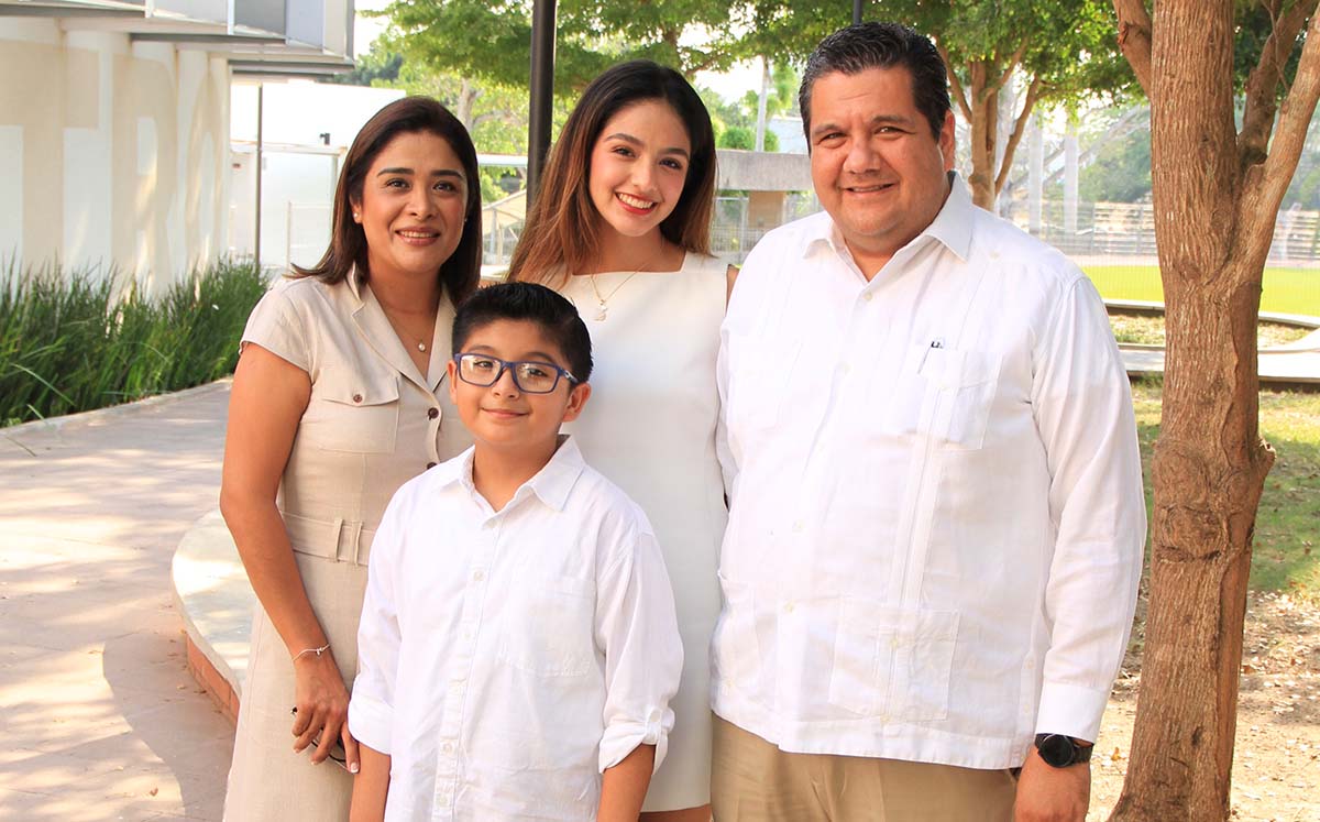 Asistentes llegaron con su mejor vestimenta blanca