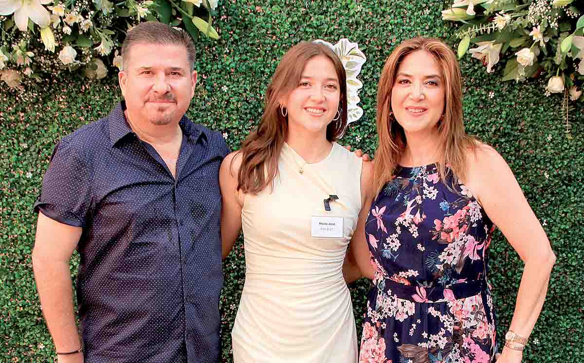 IGNACIO LU Y CAROLINA GONZÁLEZ orgullosos de que MARÍA JOSÉ LU realizara su confirmación