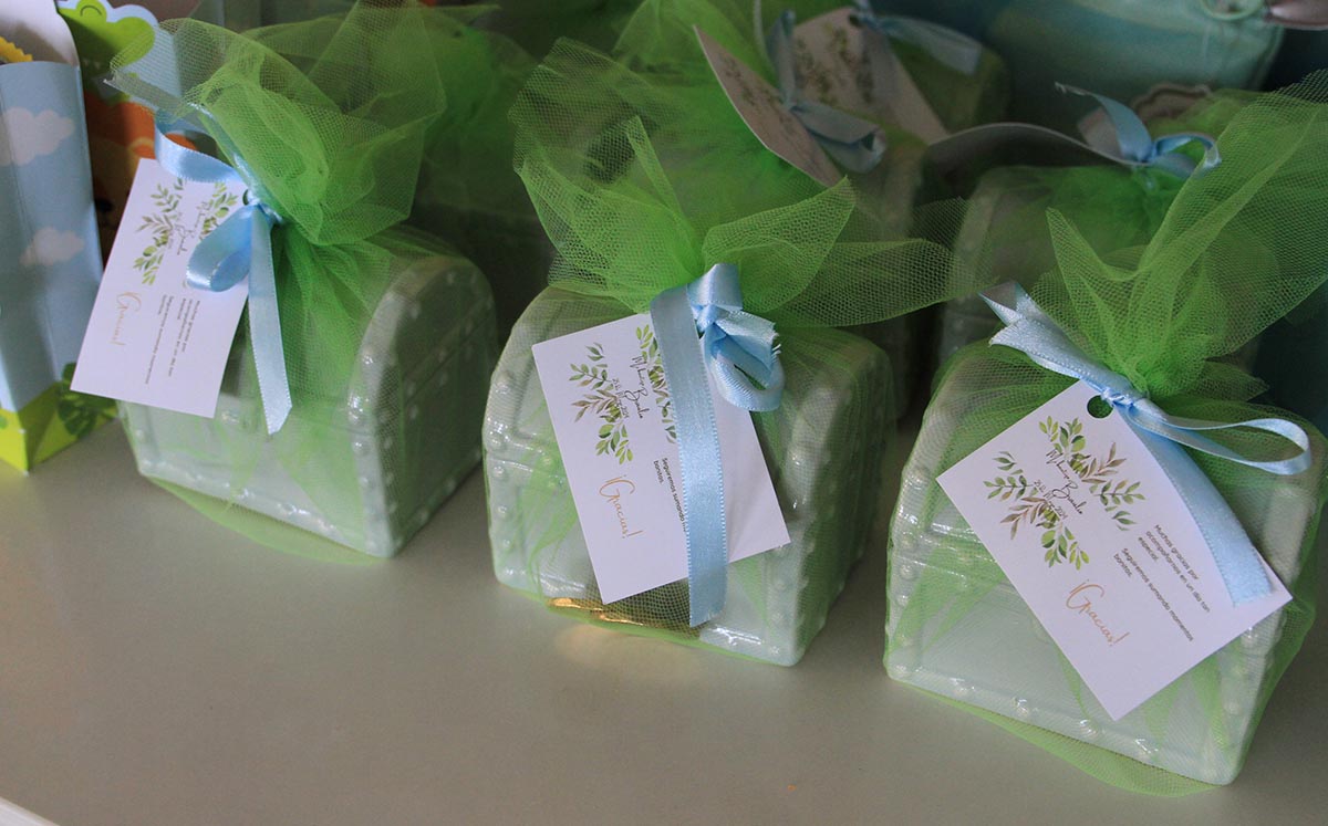 Al finalizar, se les obsequió a los asistentes velas, cosmetiqueras, abanicos de bolsillo y barquitos  para los niños como recuerdo de este día