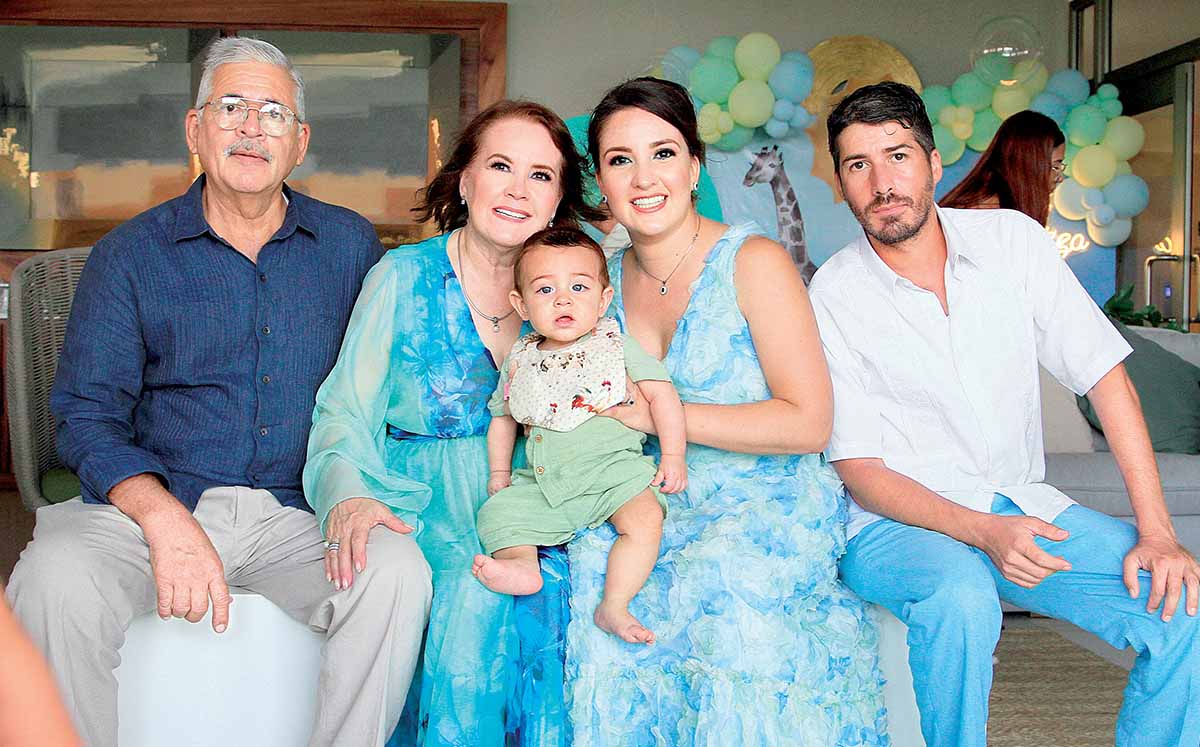 NETZA LÓPEZ, GUADALUPE MUÑOZ, BRAULIO MEDINA, BERENICE LÓPEZ Y FRANCISCO LÓPEZ felices en familia