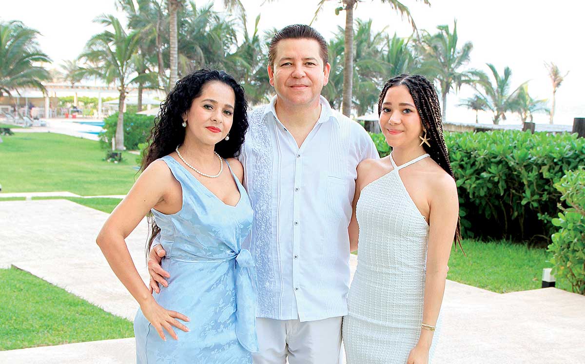 XOCHITL TORRES, VÍCTOR MELLADO Y DANA MELLADO nos regalaron sus mejores sonrisas