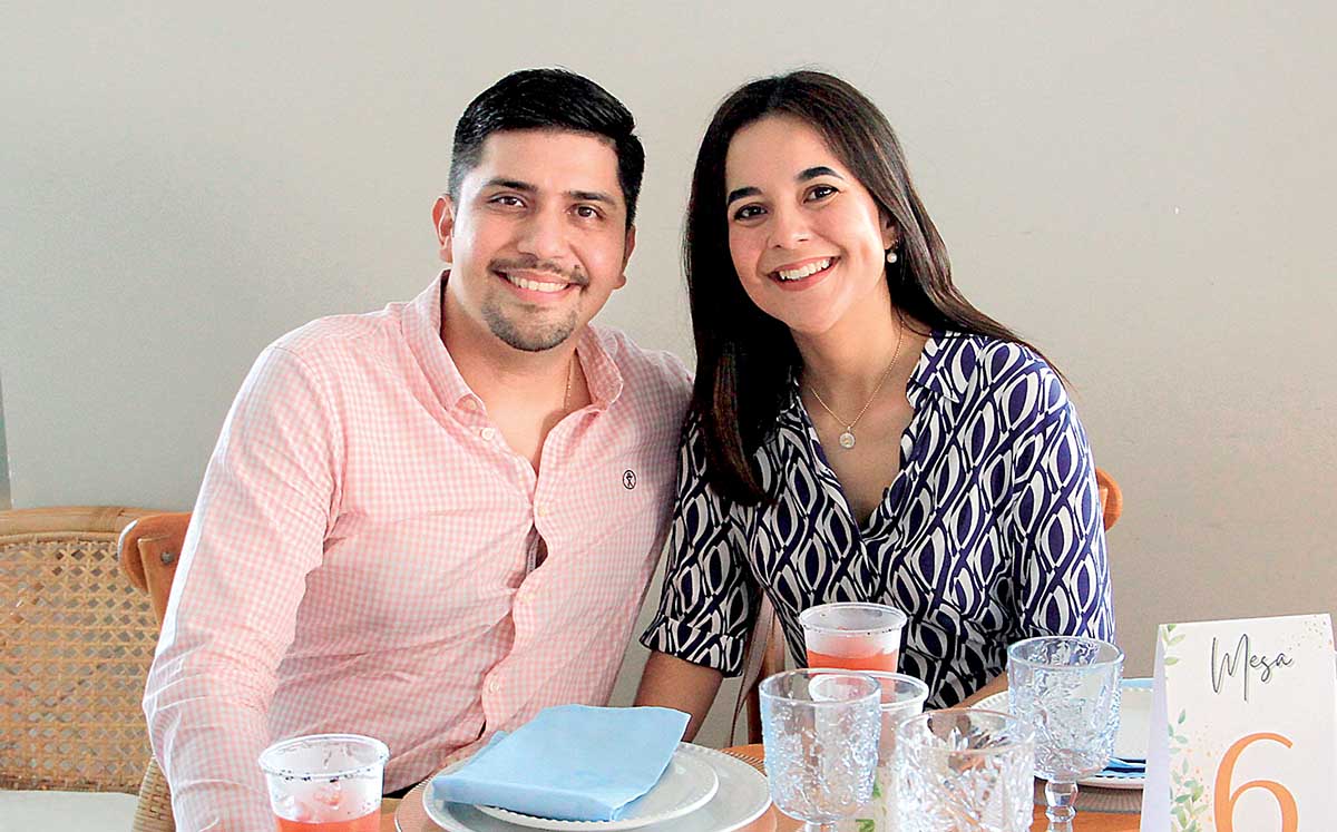 CARLOS HURTADO Y DANIELA ORTIZ llegaron puntuales al bautizo