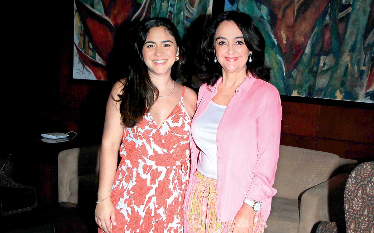MÓNICA ZAPIEN Y MÓNICA LÓPEZ disfrutaron de la hermosa decoración de Opciones para Eventos