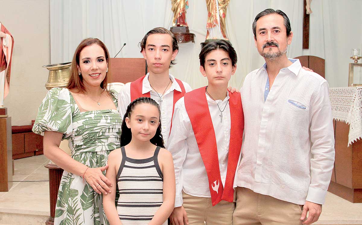 CARLA DIEZ, GUSTAVO ORGANISTA Y LUCIANA ORGANISTA orgullosos de GUSTAVO ORGANISTA y JOSÉ ANDRÉS ORGANISTA por realizar su confirmación