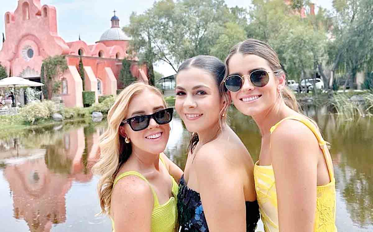 @agsentiesb mostraron sus mejores sonrisas en la boda de Andrea y Rodrigo