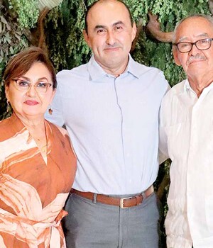 GLORIA DE SOLIS Y ABEL SOLIS felices de festejar junto a GUSTAVO SOLIS de su 50 cumpleaños
