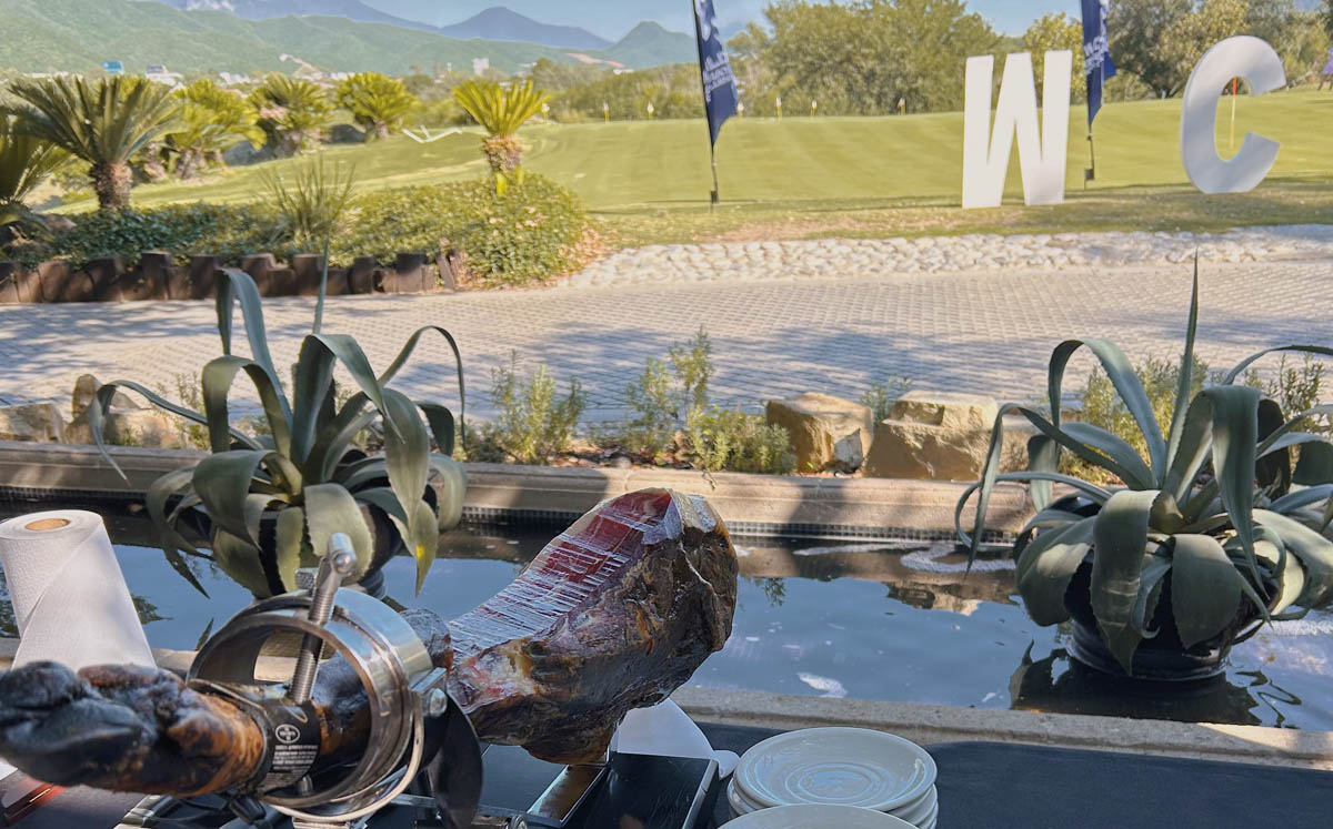 Los asistentes disfrutaron de experiencias únicas, como el corte de la pata de jamón ibérico de Cinco Jotas