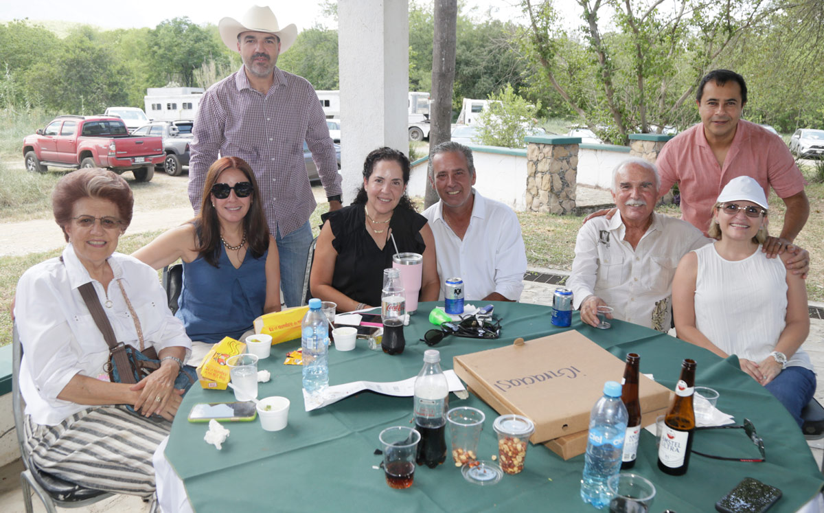 Morena De la Garza de Farías, Sofía Acosta, Luis Farías, Margarita Elizondo, Guillermo Farías, Reynaldo Farías, Fernando Del Cid y Roksanda Zachri