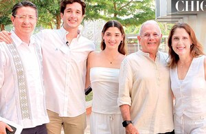 ANA LUCÍA BARREIRO, GERARDO BARRIOS, ANA LUCÍA BARRIOS, JOSÉ GERARDO BARRIOS Y BRUNOS RUSS felices en la confirmación en el ICT