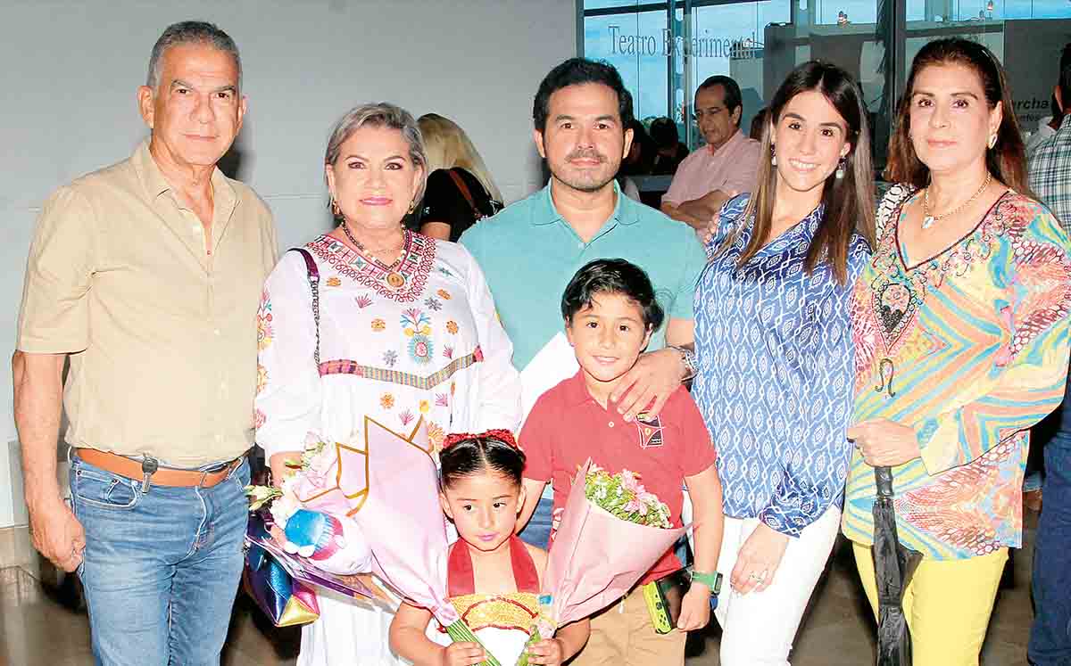 ÓSCAR GÓMEZ, HILDA DEL ÁNGEL, IVÁN GÓMEZ, MERCEDES ORTIZ, MERCEDES MELO, MARCELO GÓMEZ Y MARÍA JOSÉ GÓMEZ presentes en el aniversario Stardancer