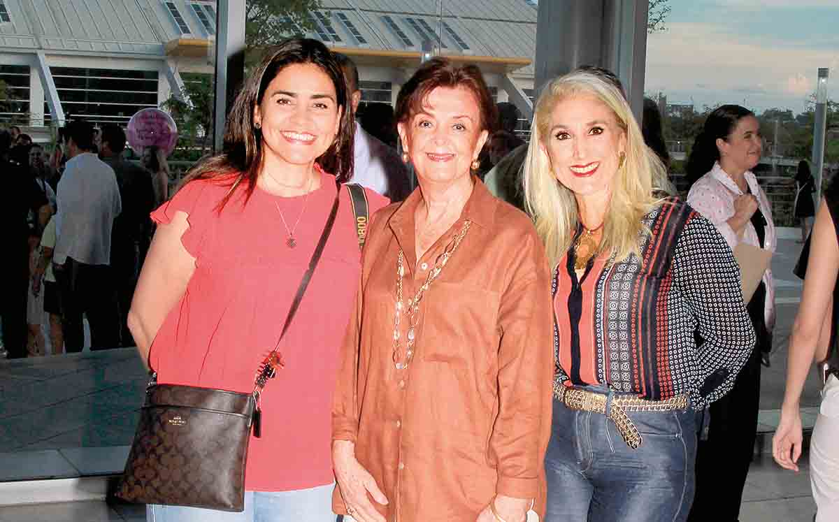 CLAUDIA ZAMUDIO, HILDA LOBATO Y GABY QUIROGA felices en el Espacio Cultural Metropolitano