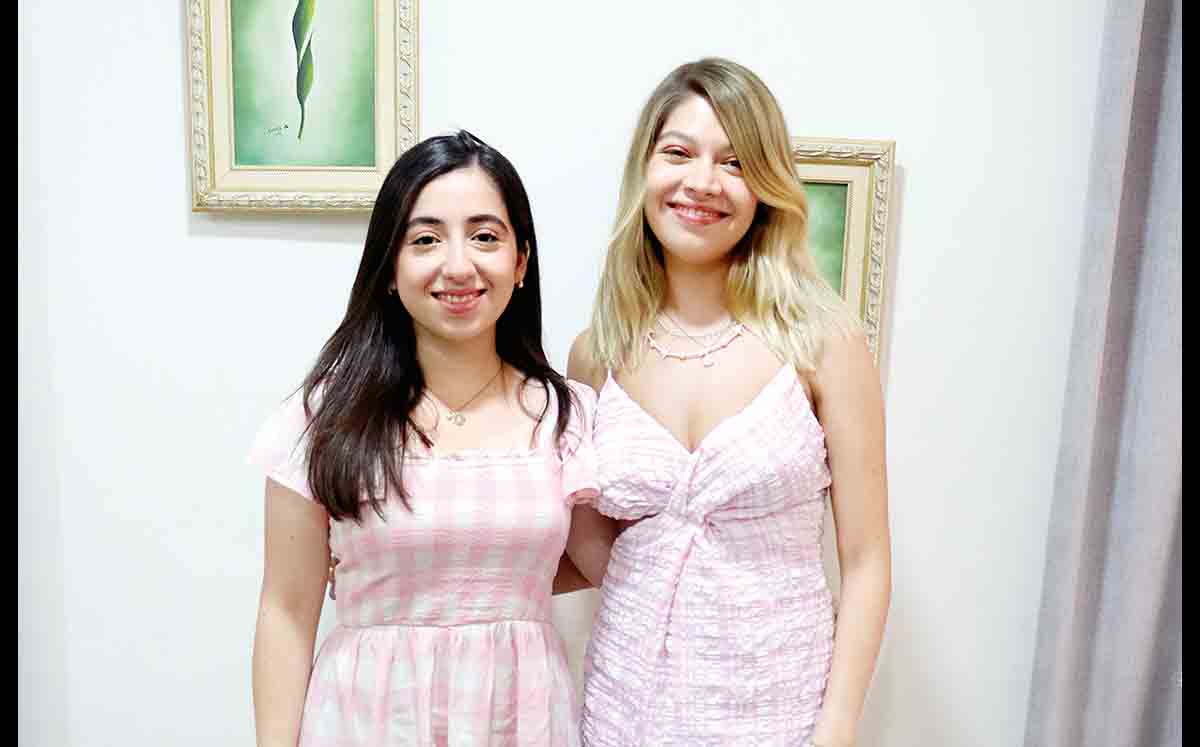 LORIS PEÑA Y MARÍA ISABEL DÍAZ disfrutaron de la temática de flores en colores pastel