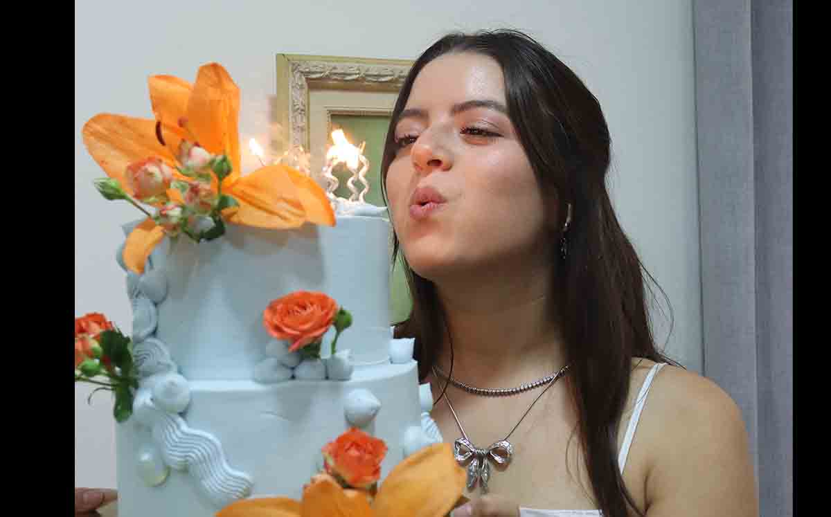 TESSY MANZUR feliz de cumplir 23 años y celebrarlo junto a sus amigas