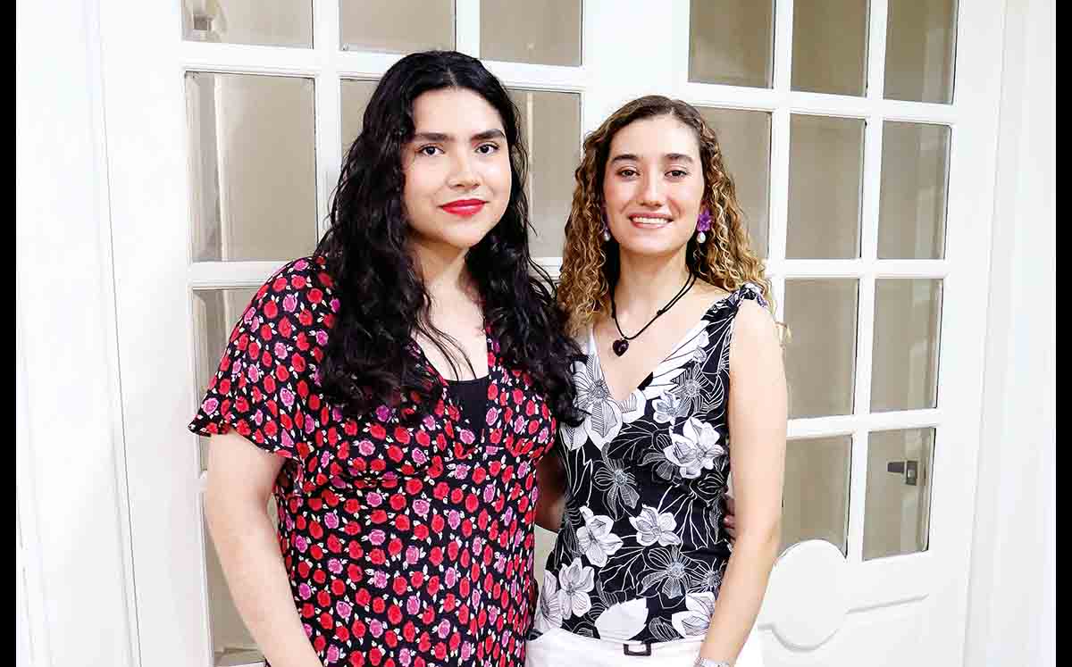 JIMENA FERNÁNDEZ Y MARIANA SORS le cantaron a Tessy las tradicionales Mañanitas frente a un delicioso pastel de Canela Mi María