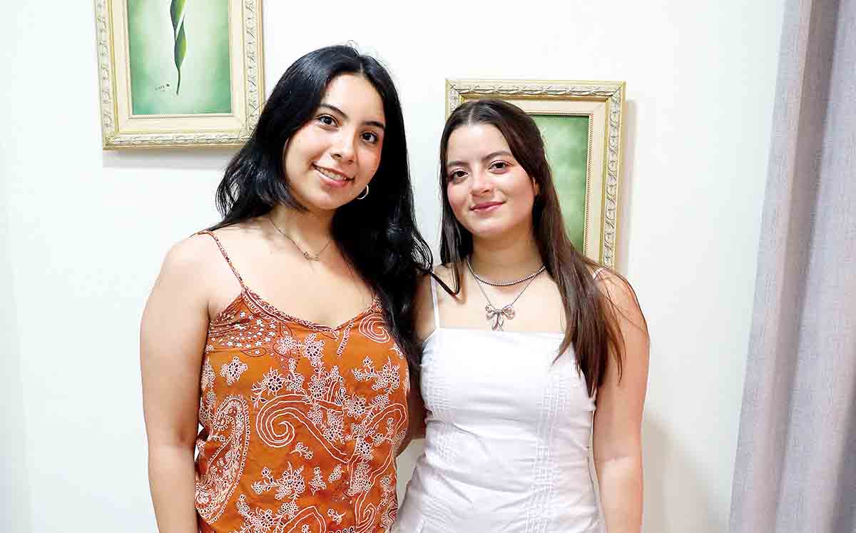 ANDREA MARTÍNEZ Y TESSY MANZUR disfrutaron de marinitas, ensalada de pollo, pan dulce, tablas de charcutería y fresas con chocolate